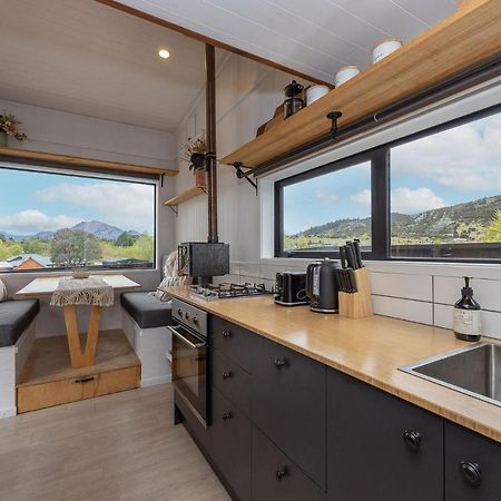 Apartmán Tiny House With Mountain Views, Indoor And Outdoor Fire, Private Courtyard Garden Wanaka Exteriér fotografie