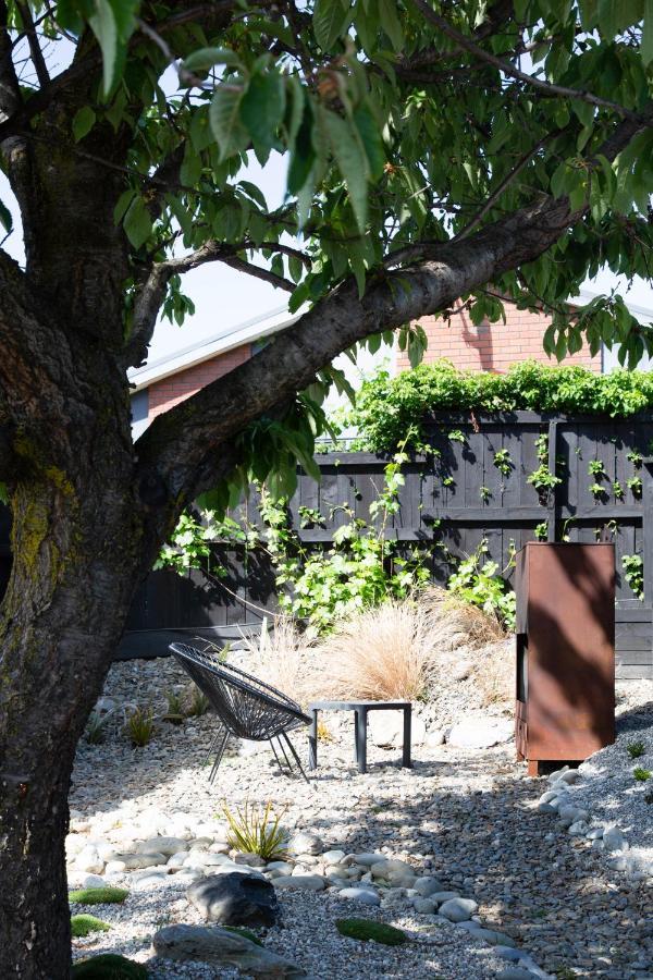 Apartmán Tiny House With Mountain Views, Indoor And Outdoor Fire, Private Courtyard Garden Wanaka Exteriér fotografie