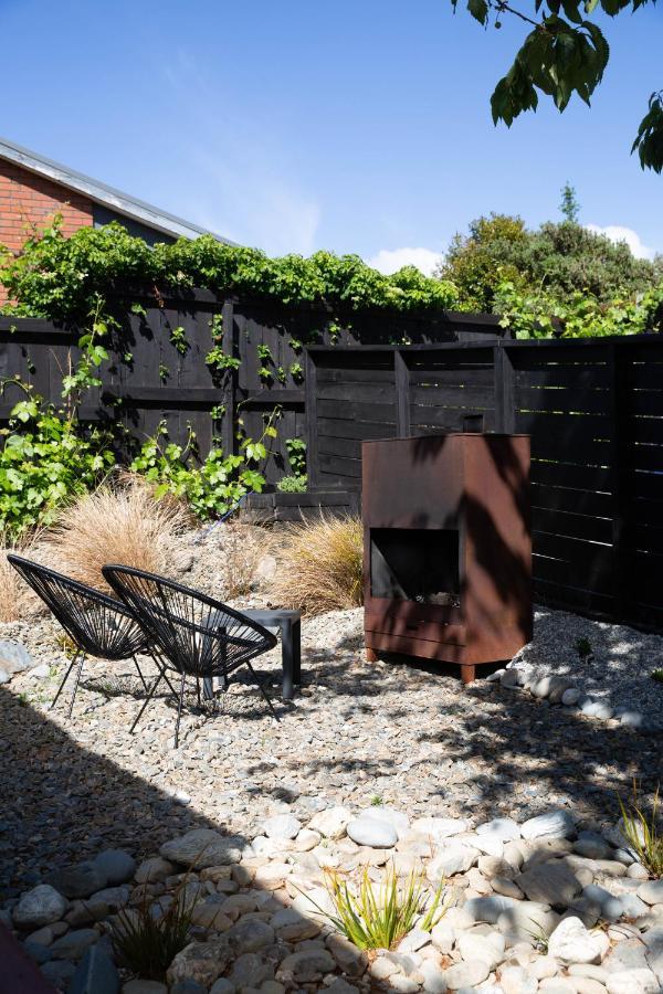 Apartmán Tiny House With Mountain Views, Indoor And Outdoor Fire, Private Courtyard Garden Wanaka Exteriér fotografie