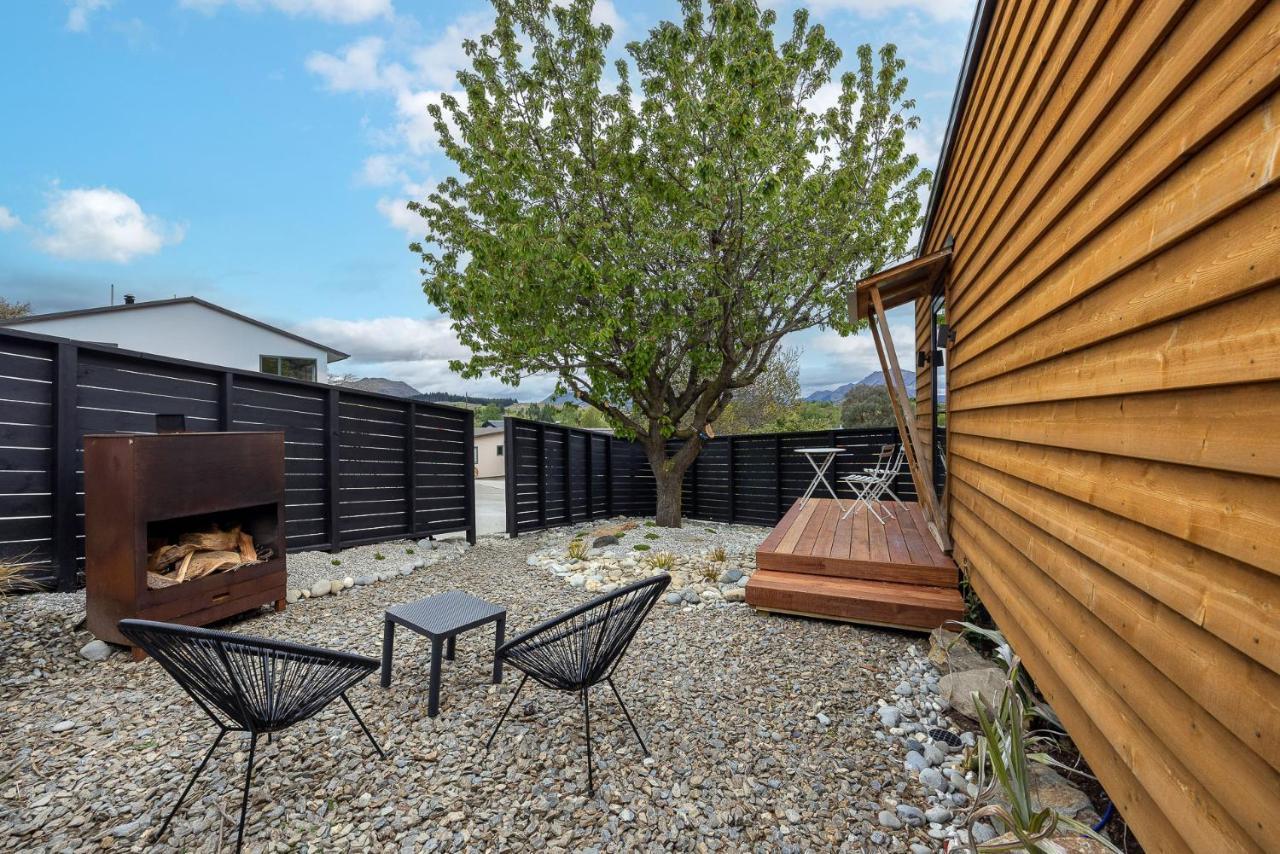 Apartmán Tiny House With Mountain Views, Indoor And Outdoor Fire, Private Courtyard Garden Wanaka Exteriér fotografie