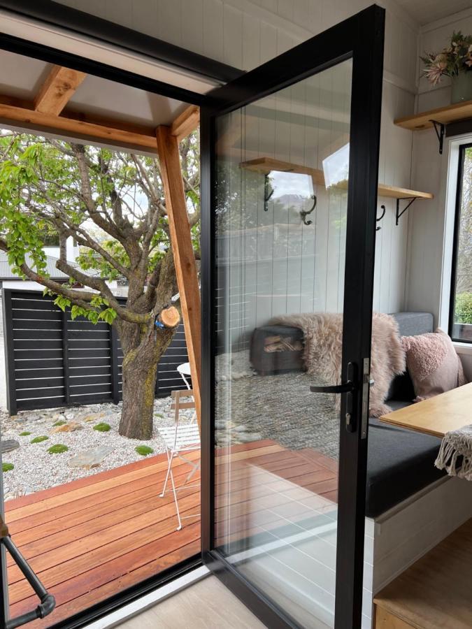 Apartmán Tiny House With Mountain Views, Indoor And Outdoor Fire, Private Courtyard Garden Wanaka Exteriér fotografie