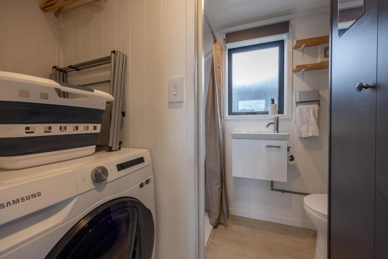 Apartmán Tiny House With Mountain Views, Indoor And Outdoor Fire, Private Courtyard Garden Wanaka Exteriér fotografie